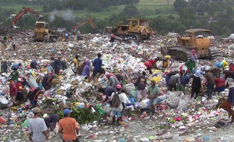 Garbage pickers in Payatas, Philippines. Photo by Kounosu