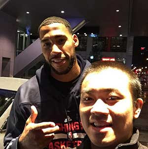 Lee with Garrett Temple of the Washington Wizards.